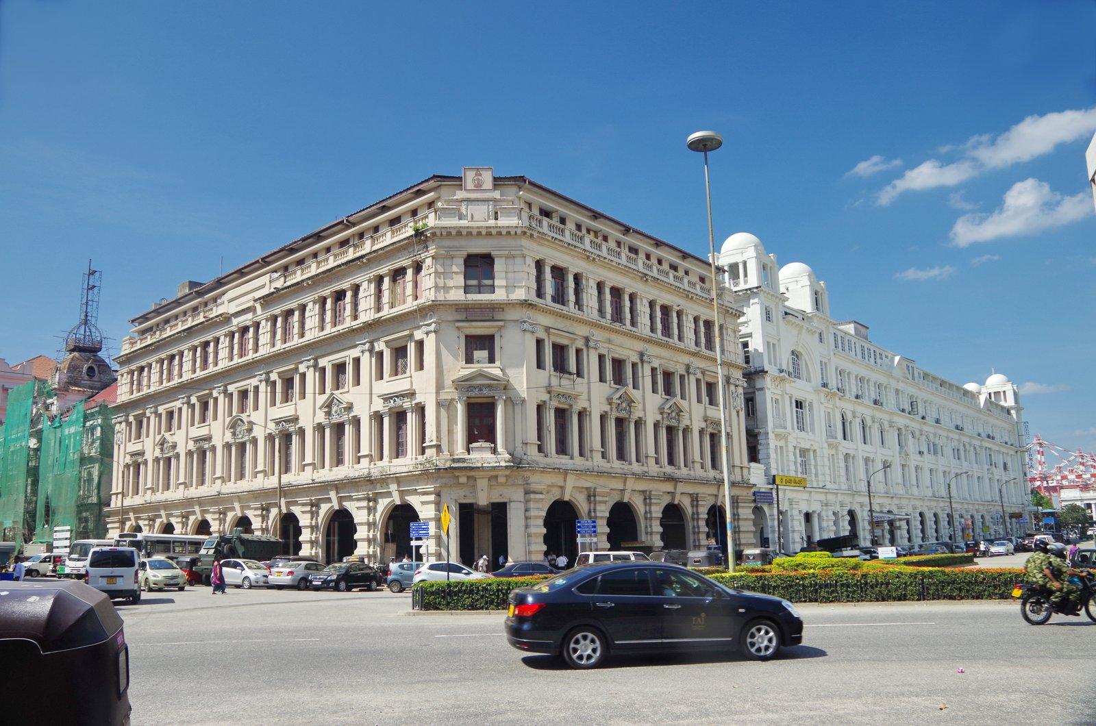 Khu phố Fort Colombo nổi bật với những công trình kiến trúc thuộc địa xen giữa các tòa nhà hiện đại và nhịp sống sôi động của thành phố