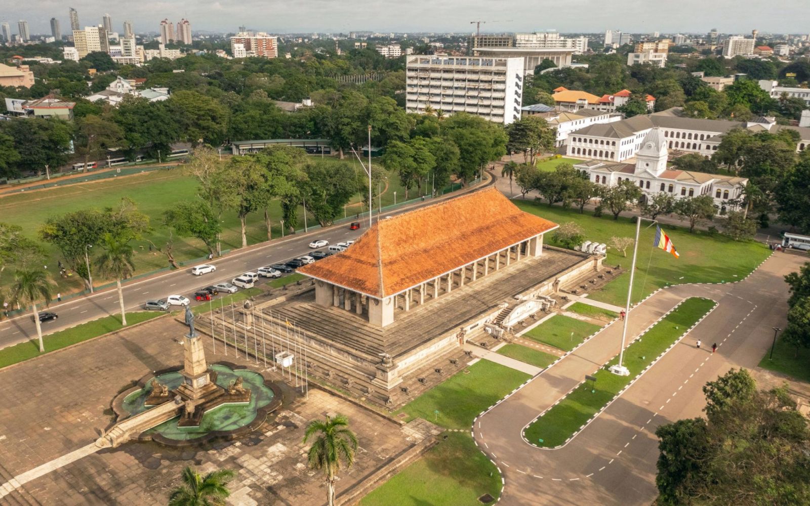 Quảng trường Độc Lập Colombo là địa danh lịch sử nổi bật với kiến trúc trang nghiêm và không gian xanh giữa lòng thủ đô Sri Lanka