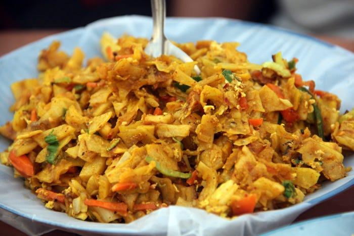 Kottu Roti là món ăn đường phố nổi tiếng của Sri Lanka với bánh roti thái nhỏ xào cùng rau, trứng, thịt và gia vị đậm đà