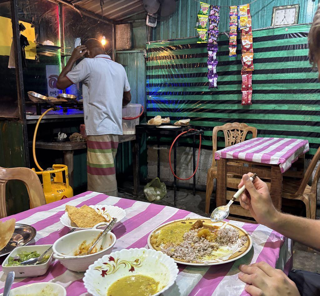 Chi phí ăn uống tại quán địa phương ở Sri Lanka khá hợp lý với nhiều lựa chọn như cơm cà ri, Kottu Roti và các món ăn truyền thống