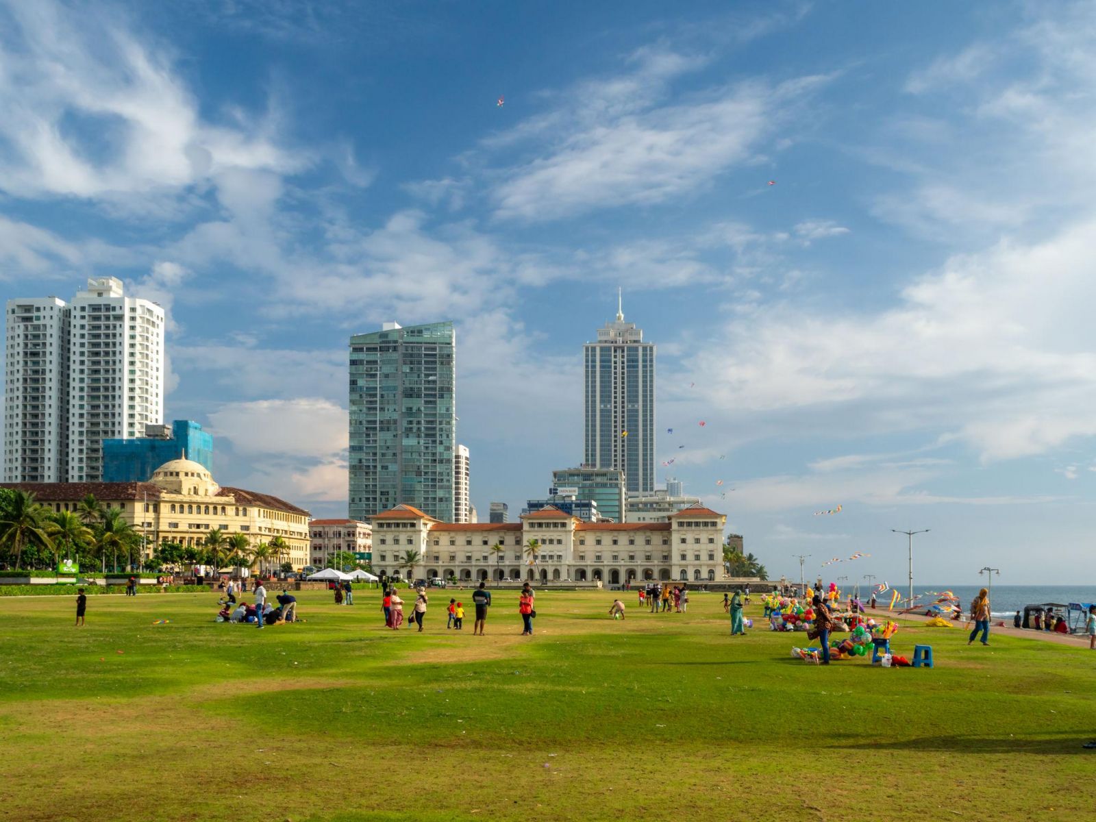 Colombo mang nhịp sống sôi động với những công trình hiện đại, kiến trúc thuộc địa và không gian ven biển đặc trưng của Sri Lanka