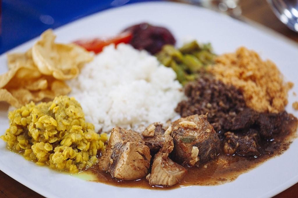 Rice and Curry là món ăn quen thuộc của Sri Lanka với cơm ăn kèm nhiều loại cà ri, rau củ và các món phụ đậm đà gia vị