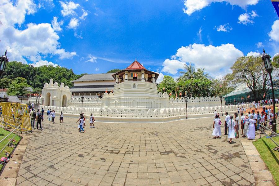 Đền Xá lợi Răng Phật Kandy là công trình Phật giáo linh thiêng nổi tiếng với kiến trúc cổ kính và giá trị văn hóa đặc biệt của Sri Lanka