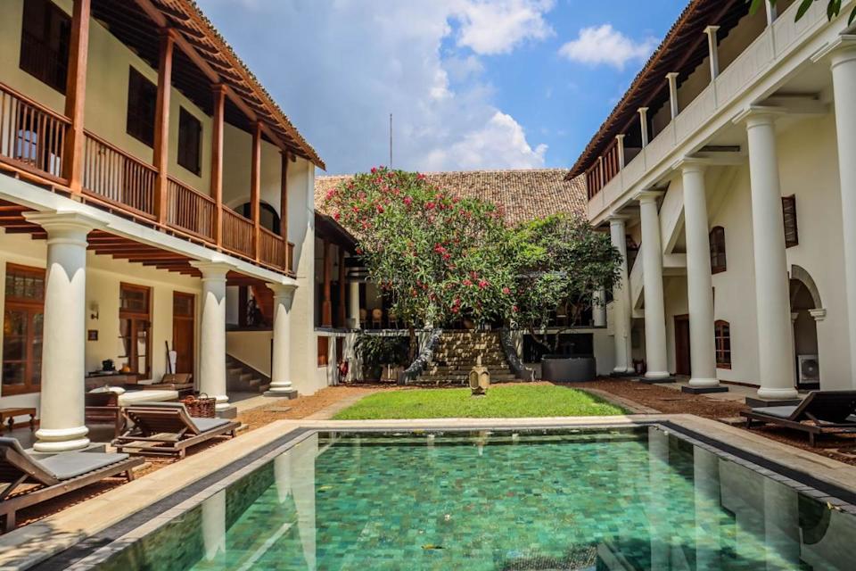Giá khách sạn tại Sri Lanka khá đa dạng, từ các lựa chọn lưu trú bình dân đến resort cao cấp tại Colombo, Kandy và những vùng biển nổi tiếng