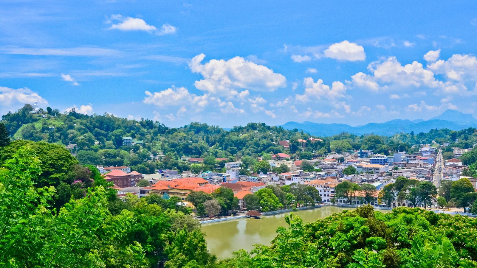 Kandy mang vẻ đẹp yên bình giữa những ngọn đồi xanh, hồ nước thơ mộng và các công trình văn hóa nổi tiếng của Sri Lanka