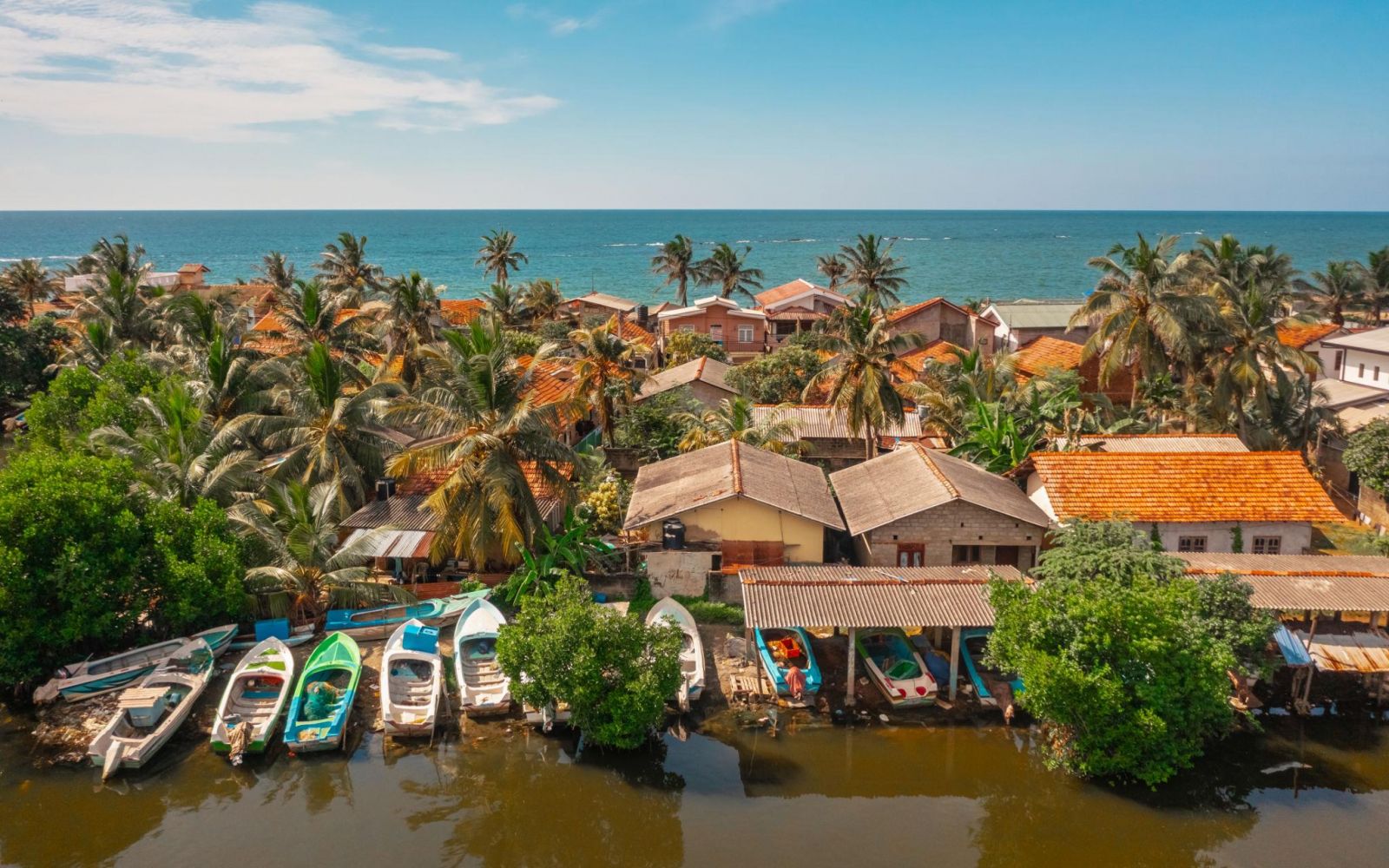 Negombo mang nét đặc trưng của thành phố biển Sri Lanka với bãi biển, đầm phá và những làng chài nhộn nhịp