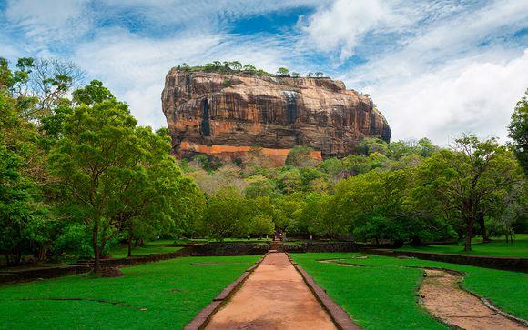 Pháo đài Đá Sư Tử Sigiriya nổi bật trên khối đá khổng lồ giữa đồng bằng xanh và là một trong những di sản nổi tiếng của Sri Lanka