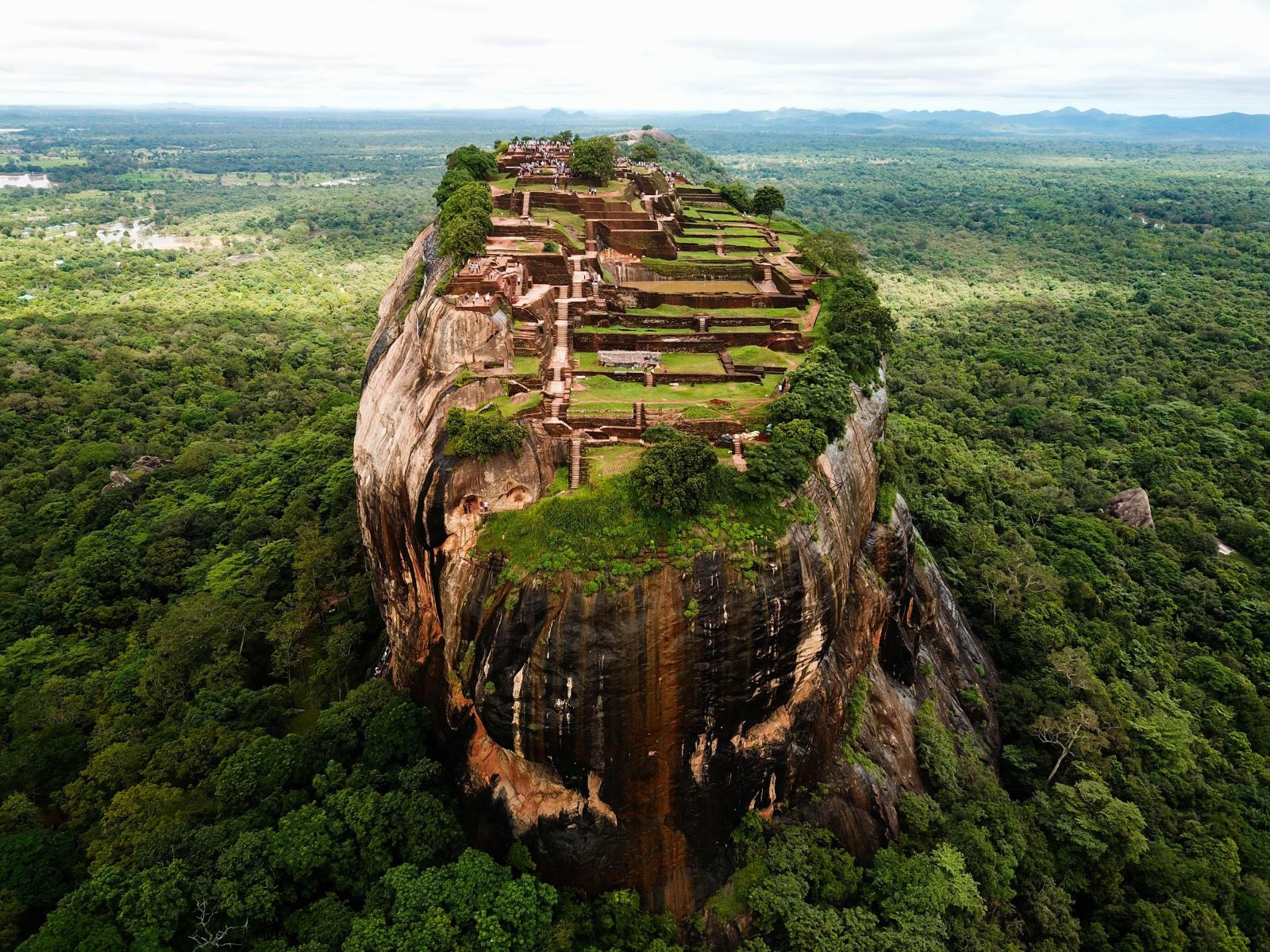 Sigiriya nổi bật với pháo đài đá cổ trên đỉnh núi, bao quanh bởi khu vườn và cảnh quan xanh rộng lớn của Sri Lanka