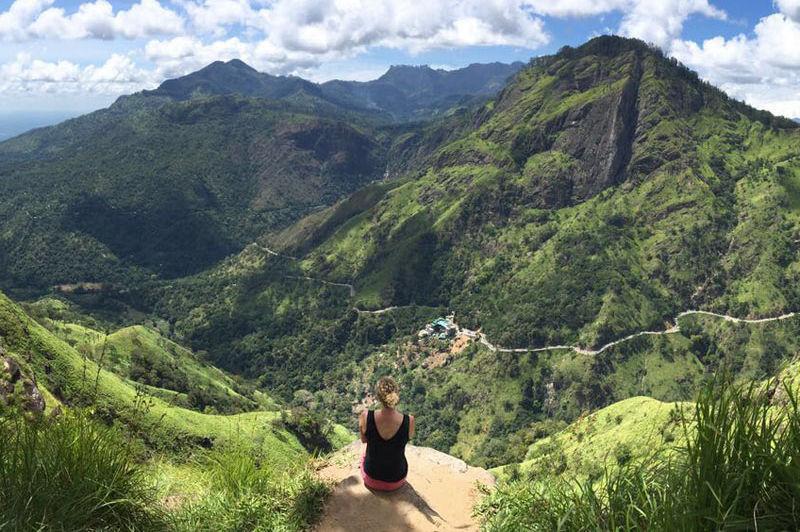 Sri Lanka sở hữu cảnh quan đa dạng với những bãi biển nhiệt đới, đồi chè xanh mướt, thành phố cổ và nhiều di sản văn hóa nổi tiếng