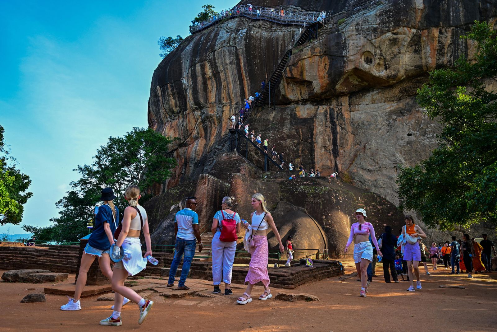 Chi phí vé tham quan Sri Lanka thay đổi tùy điểm đến, trong đó các di sản, vườn quốc gia và địa danh nổi tiếng thường có mức vé riêng