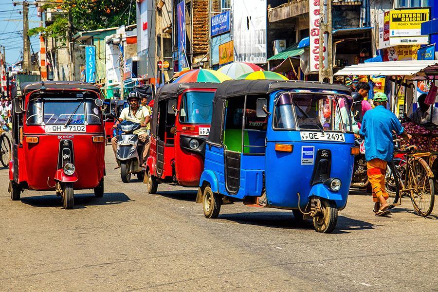 Chi phí tuk-tuk, xe buýt và tàu hỏa tại Sri Lanka khá đa dạng, giúp du khách linh hoạt lựa chọn phương tiện phù hợp với lịch trình và ngân sách