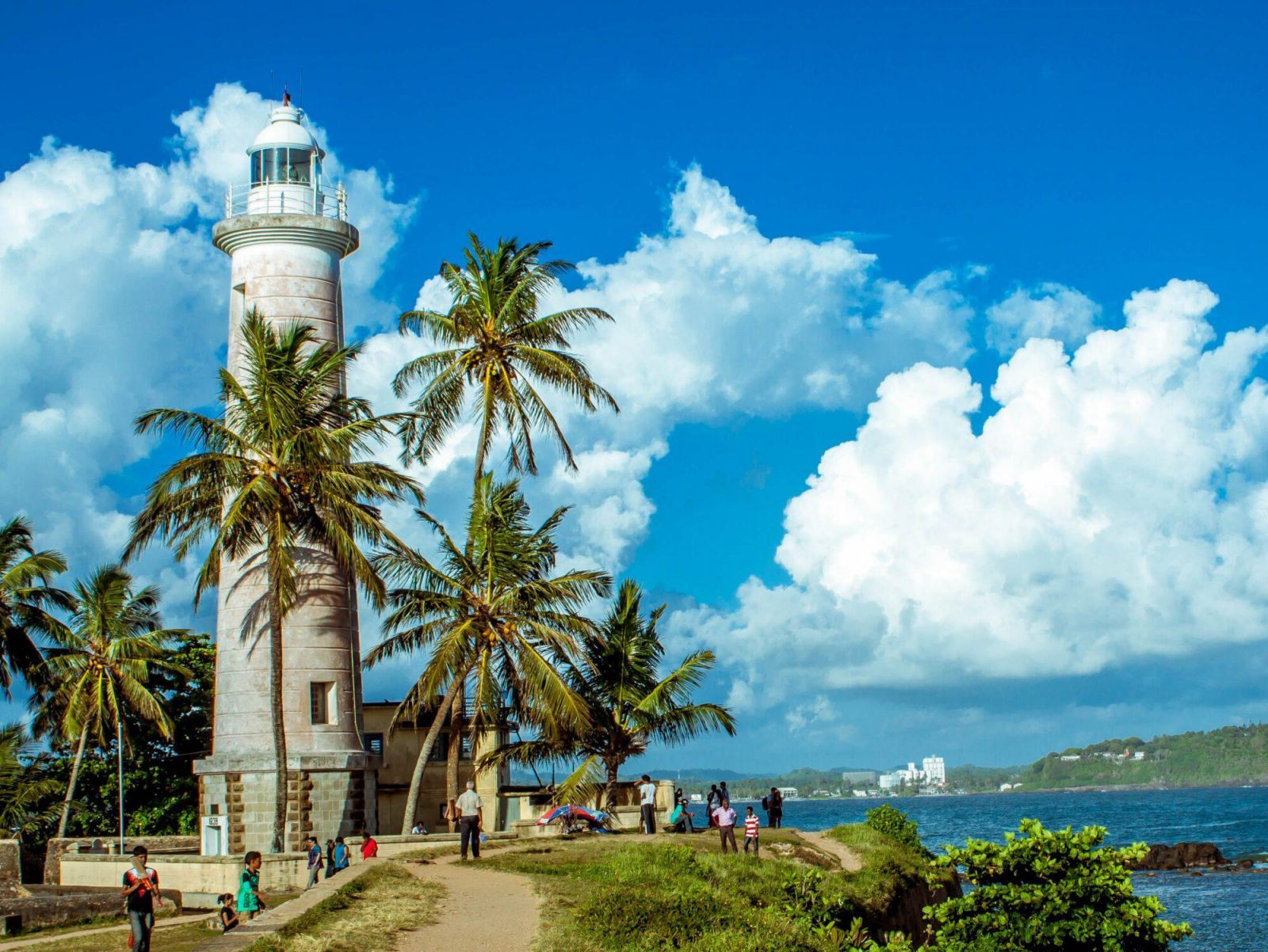Hải đăng Galle Lighthouse nổi bật với ngọn tháp trắng bên những hàng cọ xanh và khung cảnh Ấn Độ Dương bao quanh Galle Fort