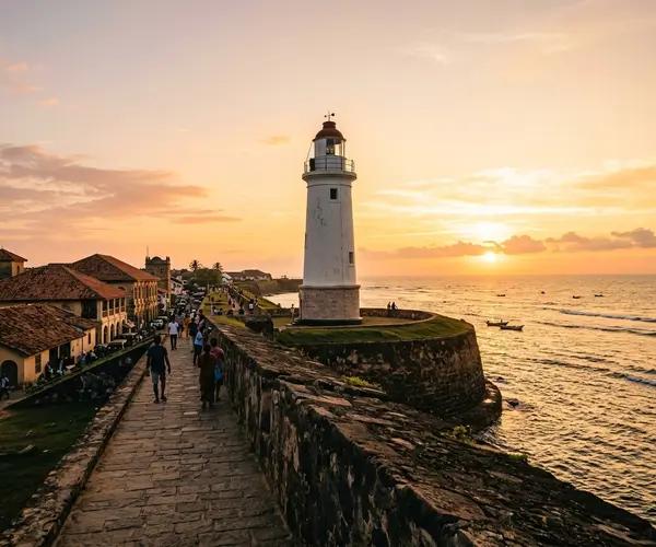 Ngắm hoàng hôn trên thành lũy Galle khi ánh chiều phủ vàng những bức tường cổ và mặt biển Ấn Độ Dương rộng lớn