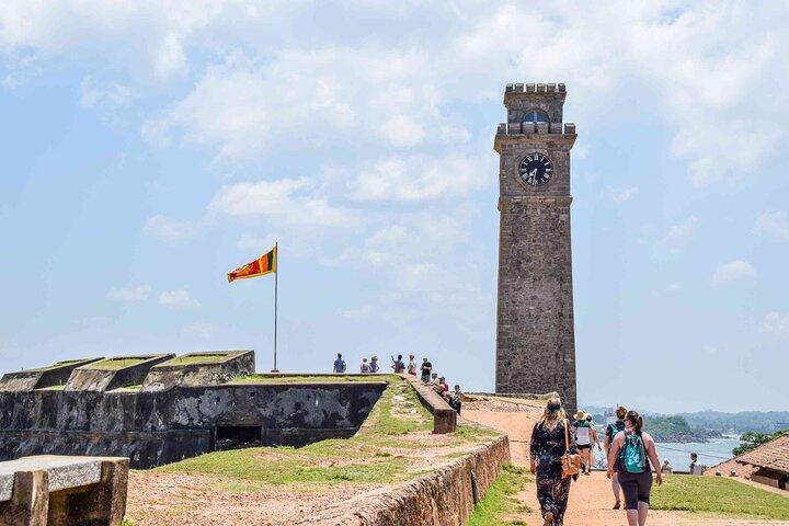 Pháo đài Galle Fort nổi bật với những bức tường thành cổ, kiến trúc thuộc địa và khung cảnh hướng ra Ấn Độ Dương