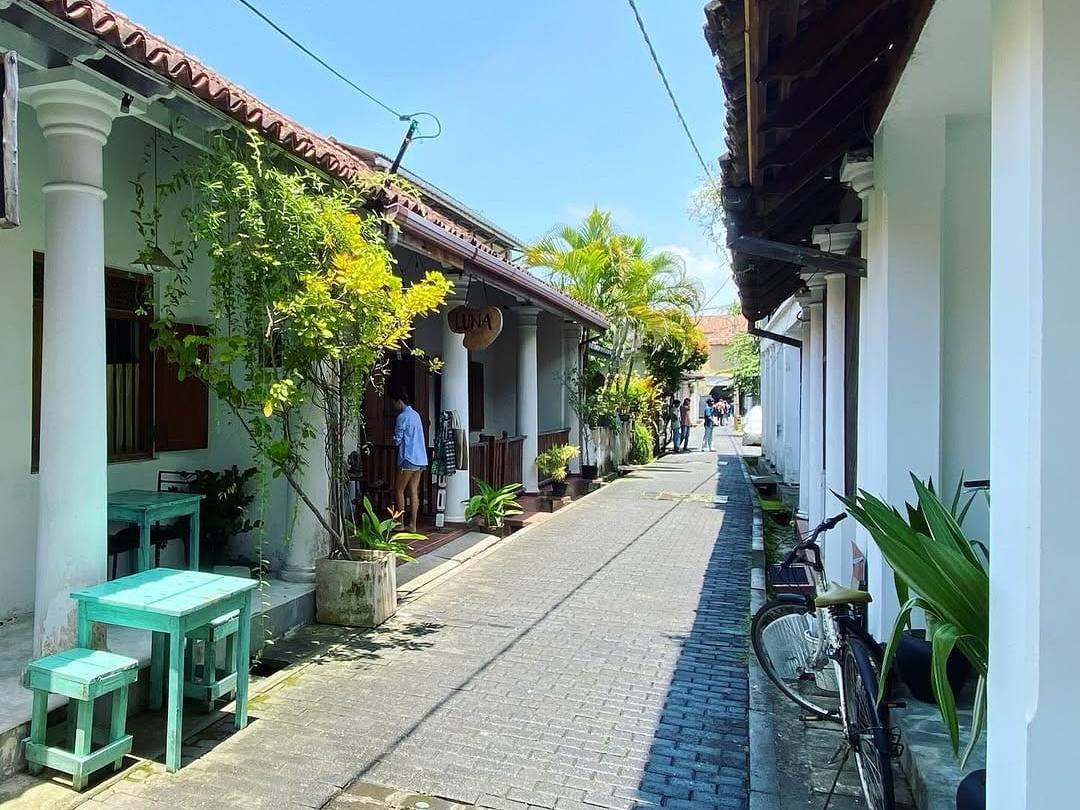 Đi bộ khám phá phố cổ Galle Fort qua những con đường lát đá, dãy nhà kiến trúc thuộc địa và các góc phố mang đậm dấu ấn lịch sử