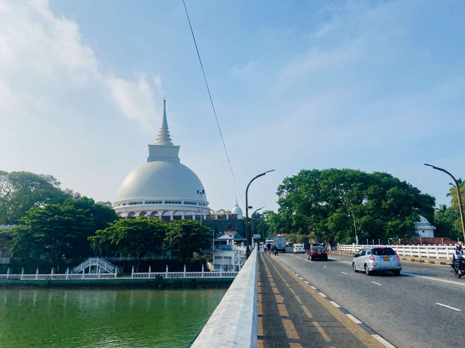 Kalutara mang vẻ đẹp yên bình của miền biển Sri Lanka với những bãi biển nhiệt đới, hàng dừa xanh và các công trình Phật giáo nổi tiếng