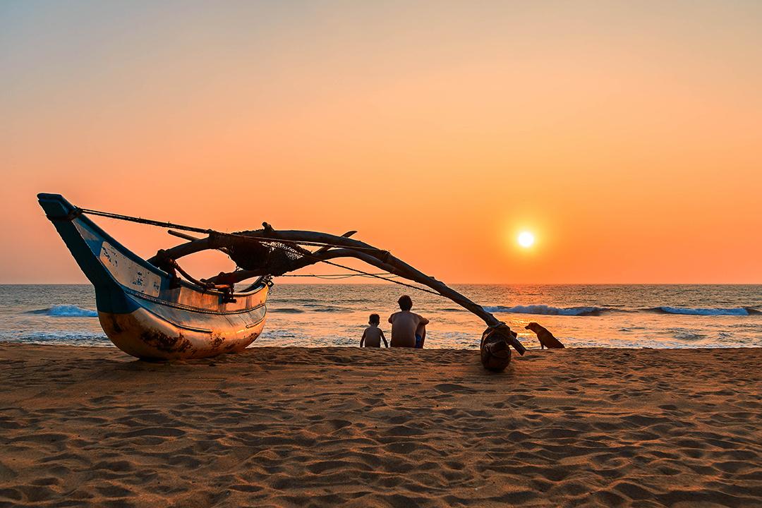 Bãi biển Kalutara thu hút với bờ cát dài, hàng dừa xanh và khung cảnh biển nhiệt đới yên bình bên Ấn Độ Dương