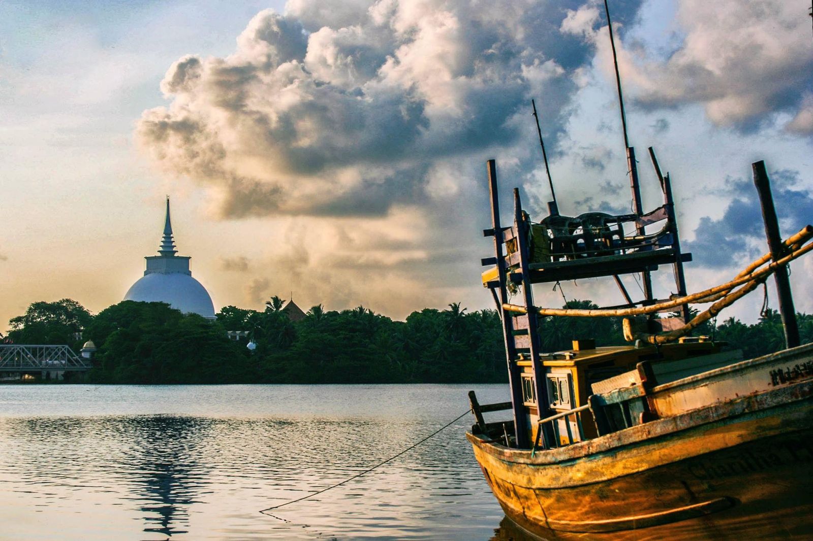 Khám phá cảnh quan sông Kalu Ganga với dòng nước rộng lớn, những hàng cây xanh ven bờ và vẻ đẹp sông nước yên bình của Kalutara