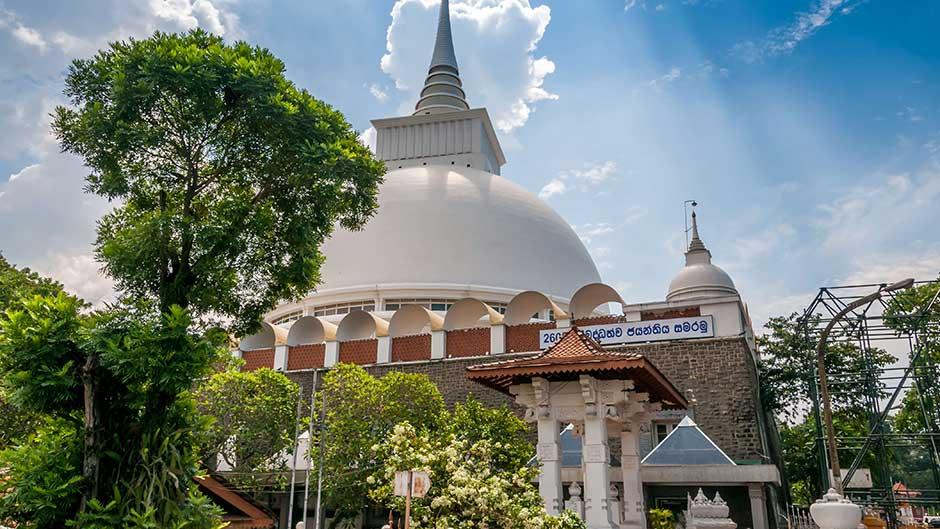 Kalutara Bodhiya là địa điểm Phật giáo linh thiêng nổi tiếng với cây bồ đề cổ và bảo tháp trắng nổi bật bên dòng sông Kalu Ganga