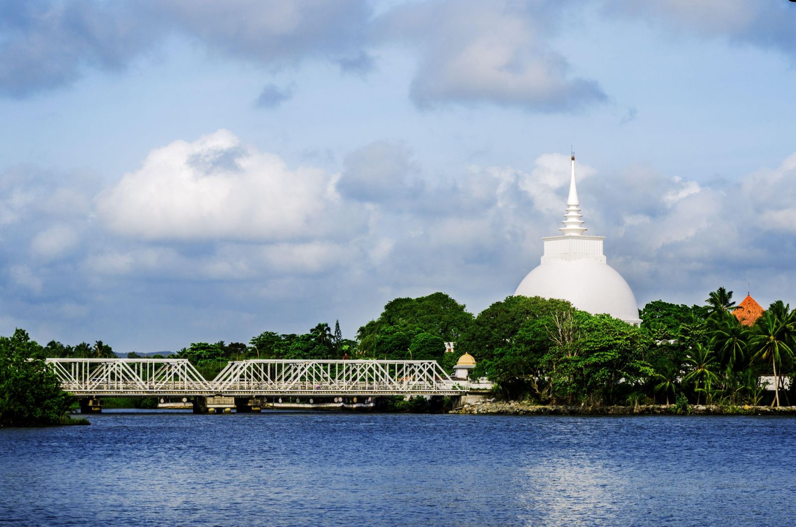 Dòng sông Kalu Ganga chảy qua Kalutara với khung cảnh sông nước rộng mở, những hàng cây xanh và nhịp sống bình dị ven bờ