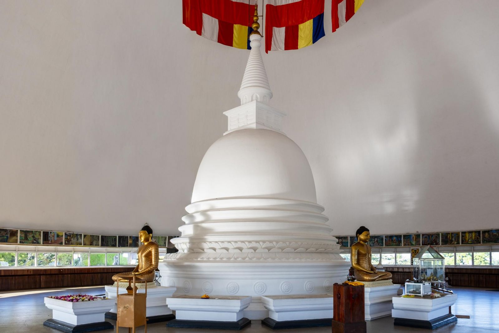 Kalutara Chaitya nổi bật với bảo tháp trắng đồ sộ và không gian bên trong độc đáo được trang trí bằng những bức họa kể về cuộc đời Đức Phật