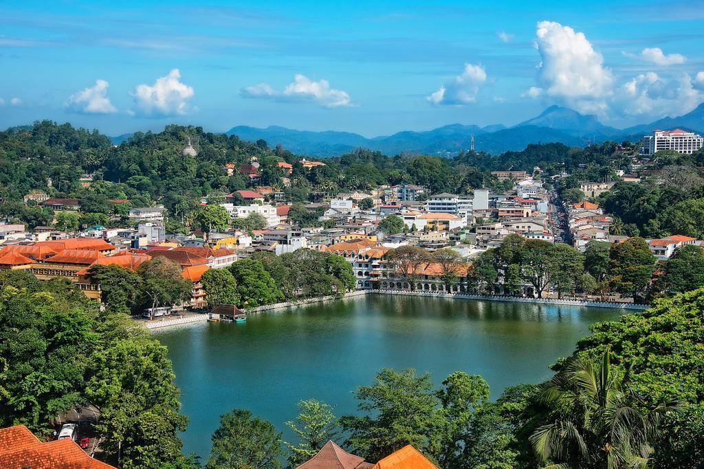 Kandy mang vẻ đẹp yên bình giữa hồ nước, những ngọn đồi xanh và các công trình văn hóa nổi tiếng của Sri Lanka