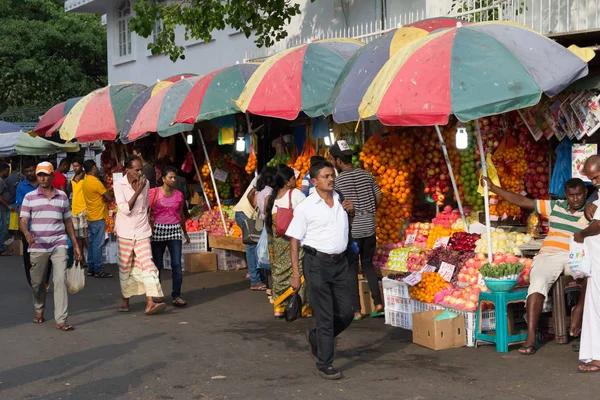 Khám phá nhịp sống địa phương tại Kandy qua những khu chợ, con phố đông vui và sinh hoạt thường ngày của người dân Sri Lanka