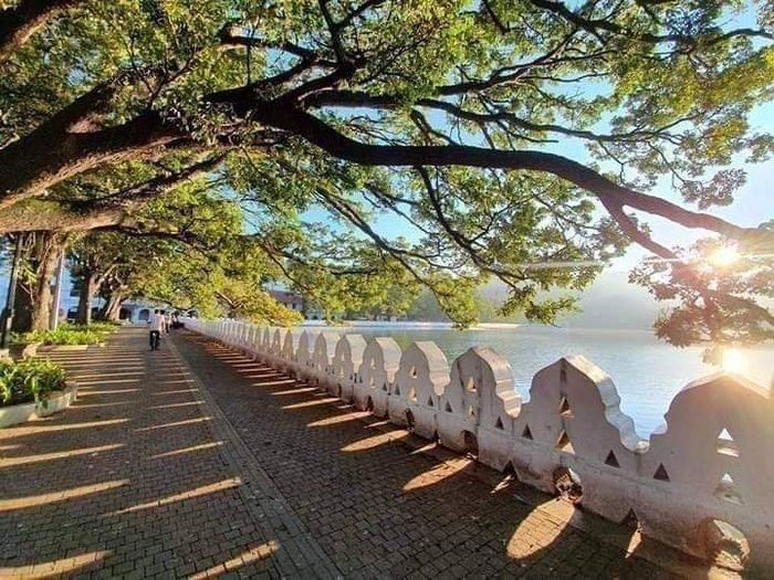 Dạo quanh hồ Kandy để tận hưởng không gian xanh mát, mặt hồ yên ả và nhịp sống nhẹ nhàng giữa trung tâm thành phố