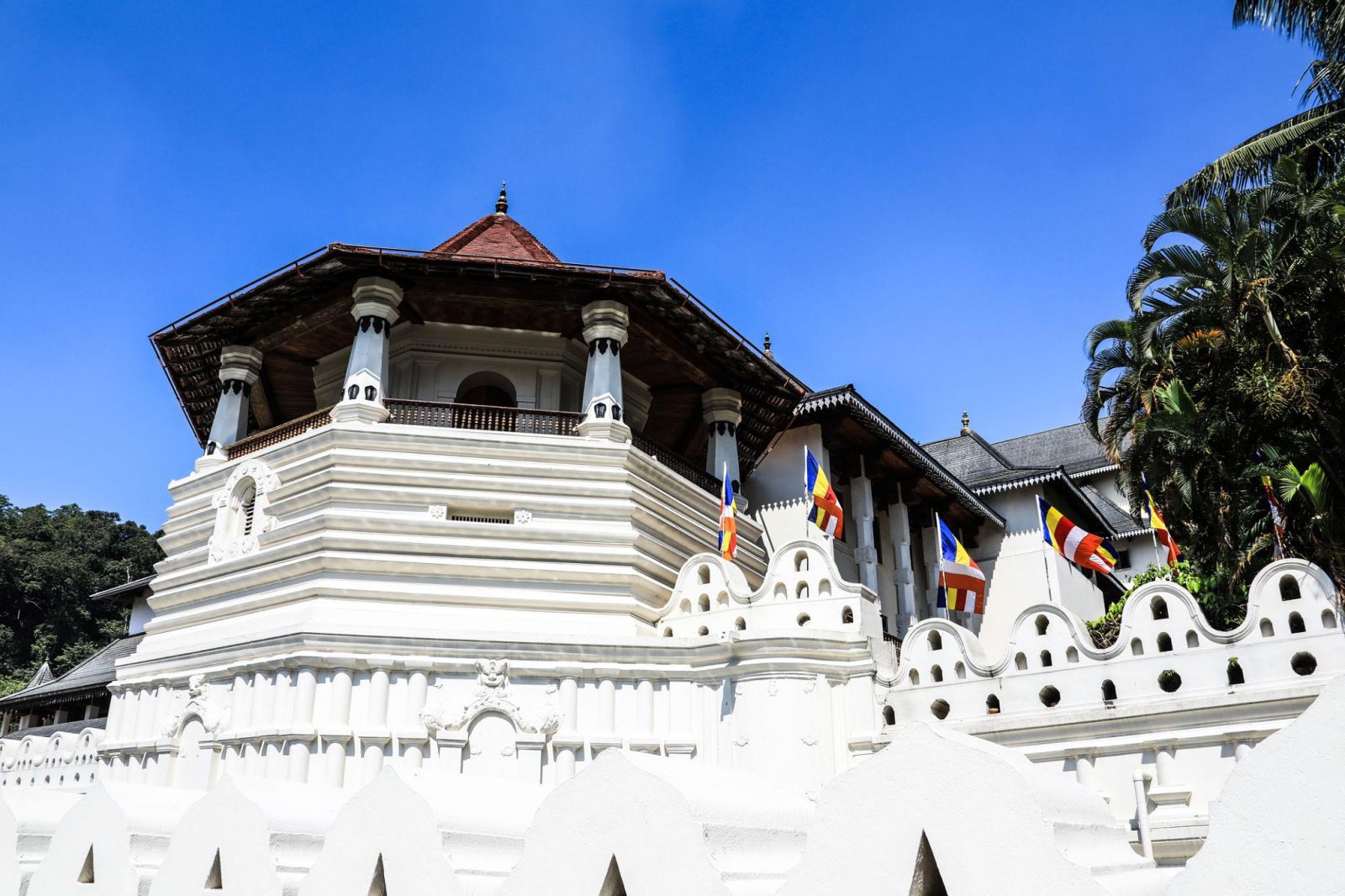 Đền Xá lợi Răng Phật là địa điểm Phật giáo linh thiêng nổi tiếng tại Kandy với kiến trúc cổ kính và giá trị văn hóa lâu đời