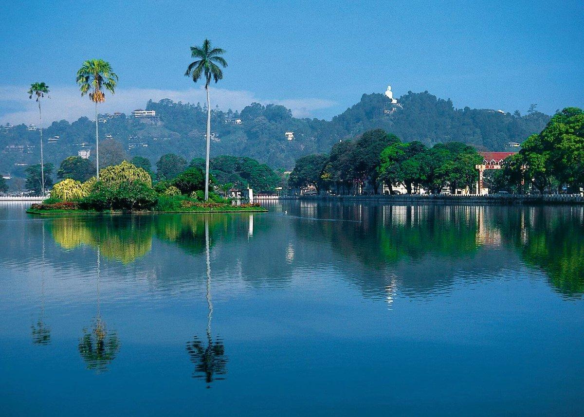 Hồ Kandy nằm giữa trung tâm thành phố với mặt nước yên bình, những hàng cây xanh và khung cảnh đồi núi bao quanh