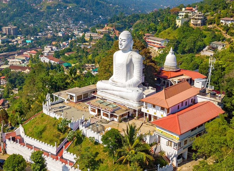 Tượng Phật Bahirawakanda nổi bật trên ngọn đồi cao và là điểm ngắm toàn cảnh thành phố Kandy từ trên cao