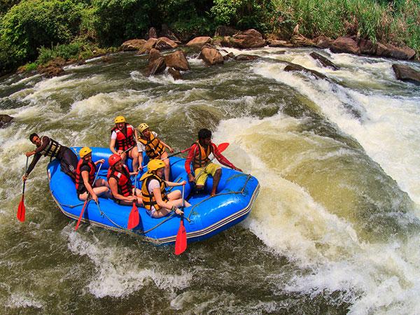 Kitulgala nổi bật với rừng mưa nhiệt đới, dòng sông Kelani và khung cảnh thiên nhiên xanh mát giữa vùng đồi núi Sri Lanka