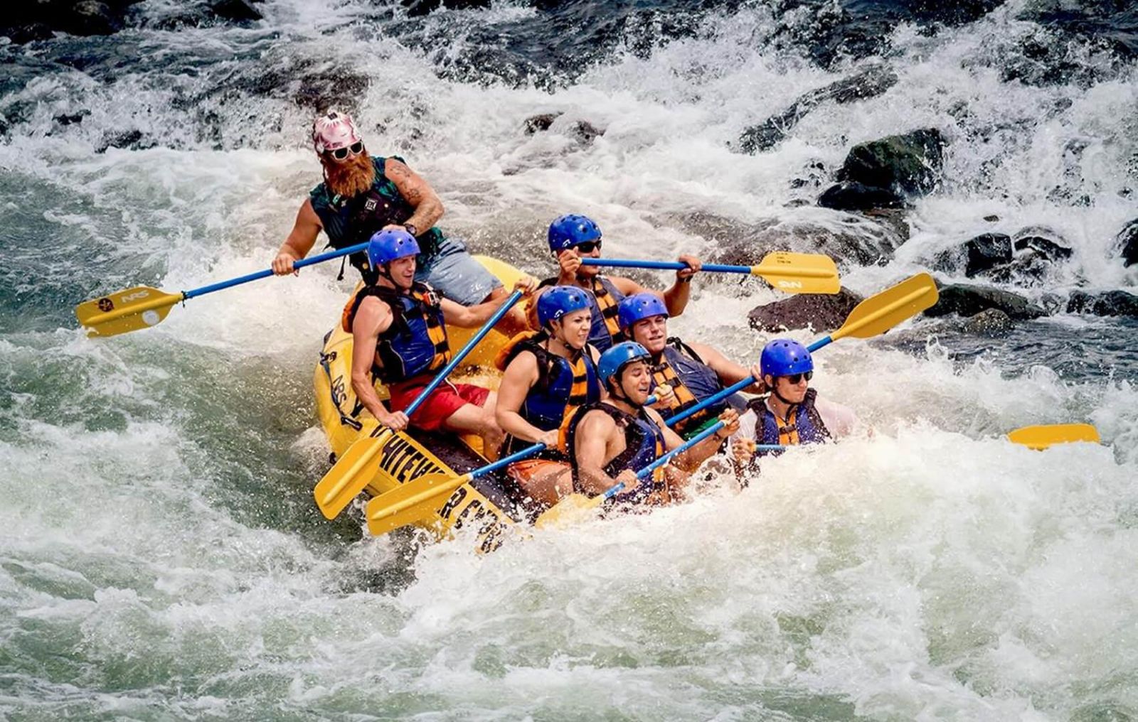 Chèo thuyền vượt thác tại Kitulgala mang đến trải nghiệm đầy thử thách khi băng qua những ghềnh nước trên sông Kelani giữa rừng nhiệt đới