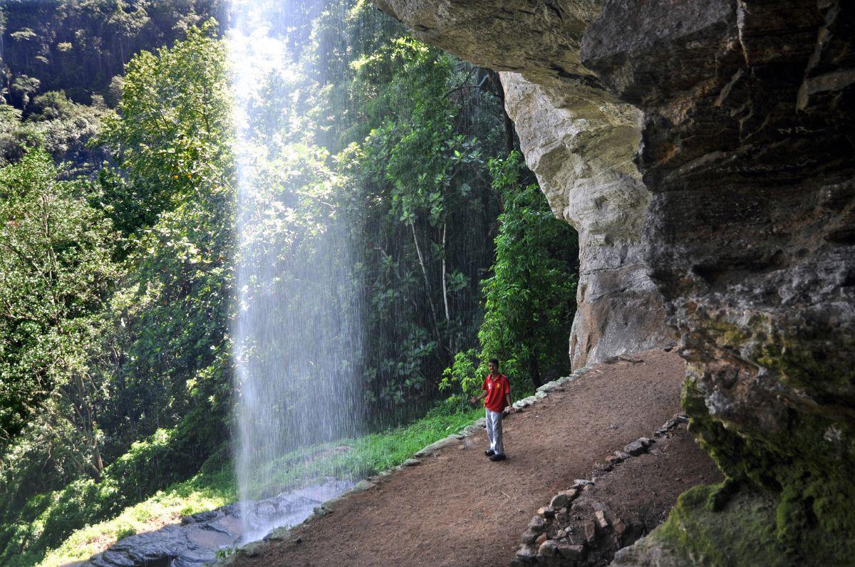 Hang Belilena gần Kitulgala là hang động cổ nổi tiếng với dấu tích cư trú của người tiền sử và không gian tự nhiên hoang sơ giữa rừng xanh