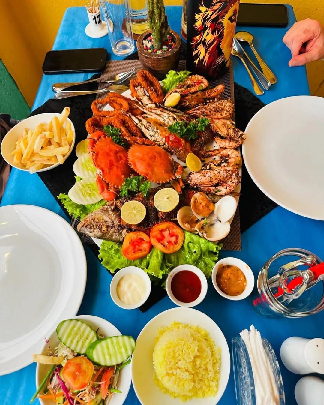 Thưởng thức hải sản địa phương Negombo với cá, tôm, cua tươi ngon được chế biến theo hương vị đặc trưng của Sri Lanka