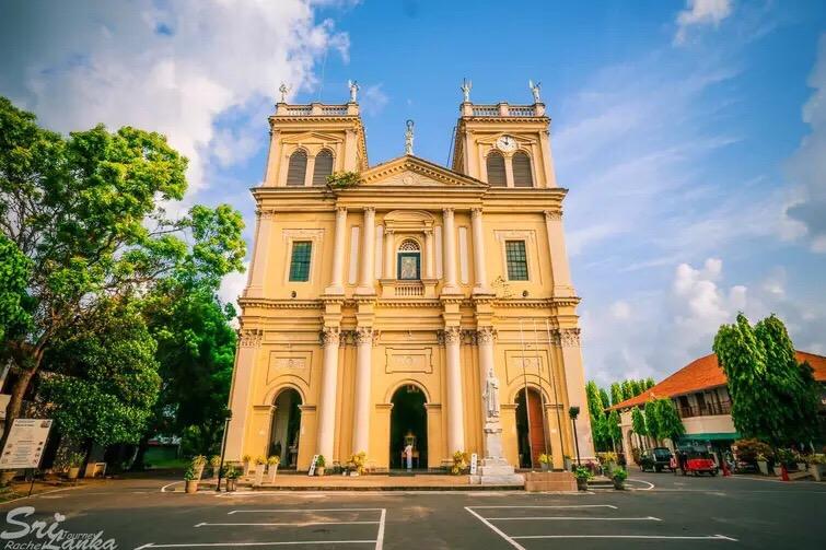 Nhà thờ St. Mary’s Church là công trình Công giáo nổi bật tại Negombo với kiến trúc trang nghiêm và không gian nội thất ấn tượng