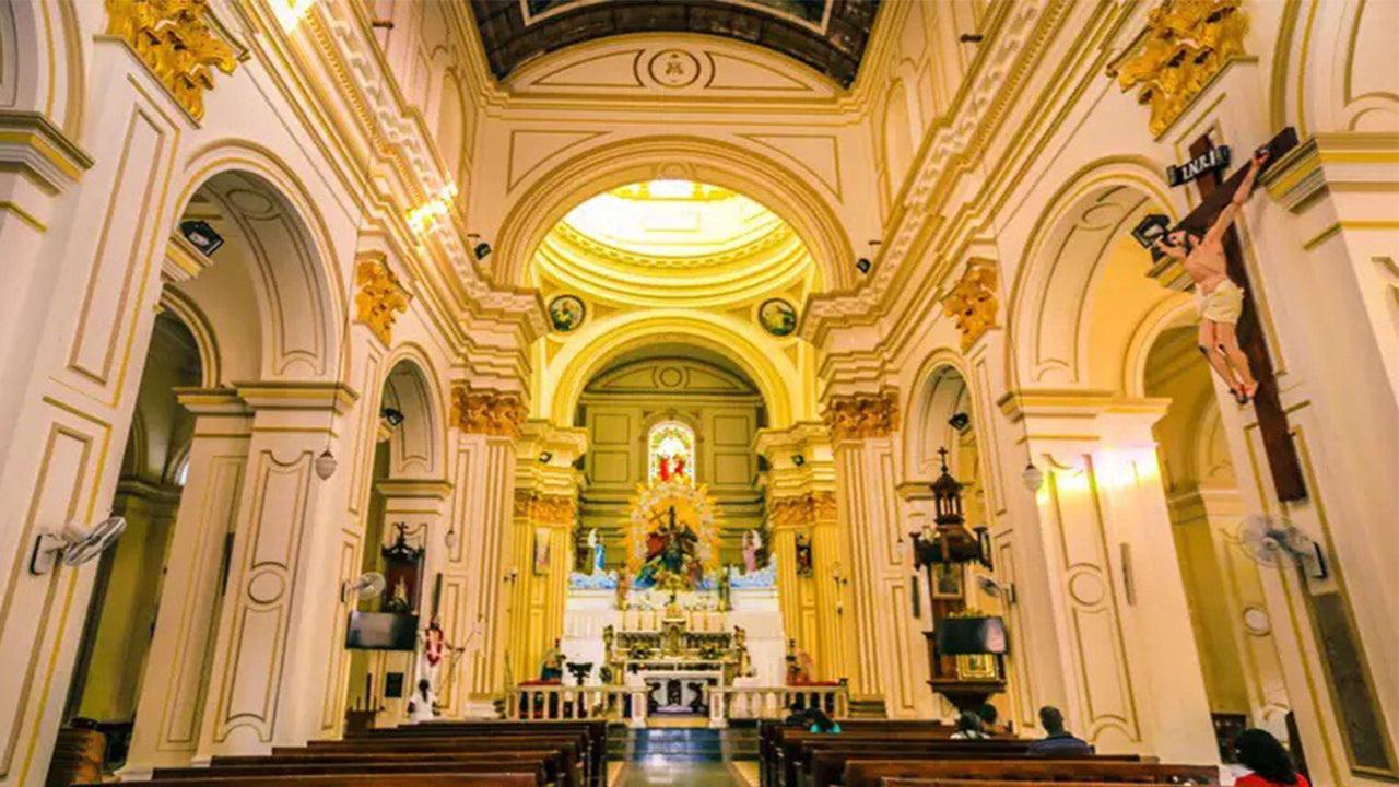 Nhà thờ St. Mary’s Church nổi bật giữa Negombo với kiến trúc trang nghiêm và không gian nội thất mang đậm dấu ấn Công giáo