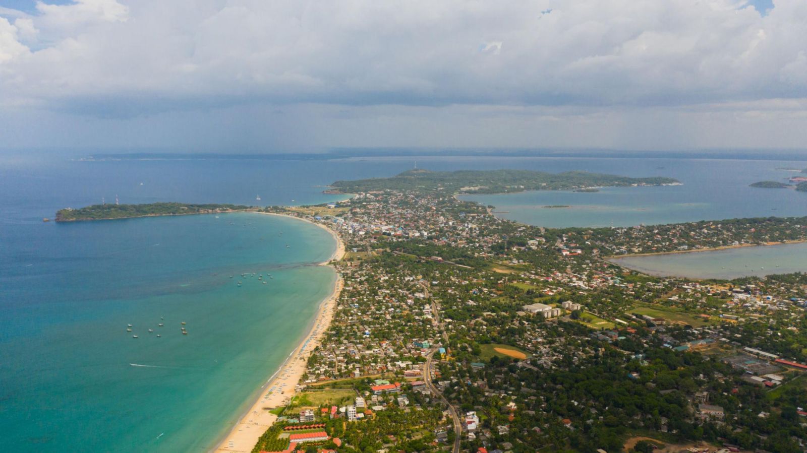 Trincomalee nổi bật với những bãi biển xanh trong, vịnh biển tự nhiên và các công trình văn hóa lâu đời bên bờ Đông Sri Lanka