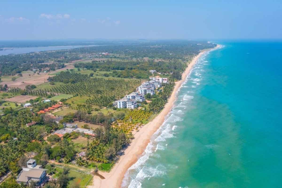 Bãi biển Nilaveli gần Trincomalee nổi bật với bờ cát trắng trải dài, làn nước xanh trong và không gian biển nhiệt đới yên bình