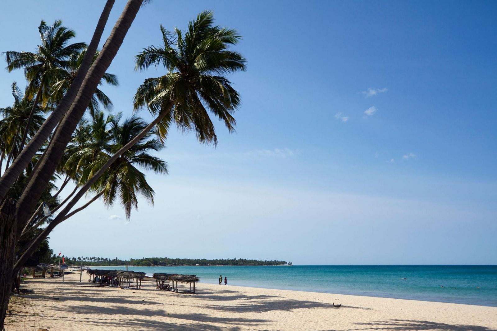 Bãi biển Uppuveli tại Trincomalee thu hút với bờ cát dài, làn nước xanh trong và không gian biển yên bình đặc trưng của miền Đông Sri Lanka