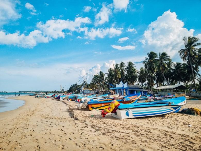 Tận hưởng nhịp sống biển Trincomalee qua những bãi cát yên bình, thuyền cá ven bờ và khoảnh khắc đời thường bên biển xanh