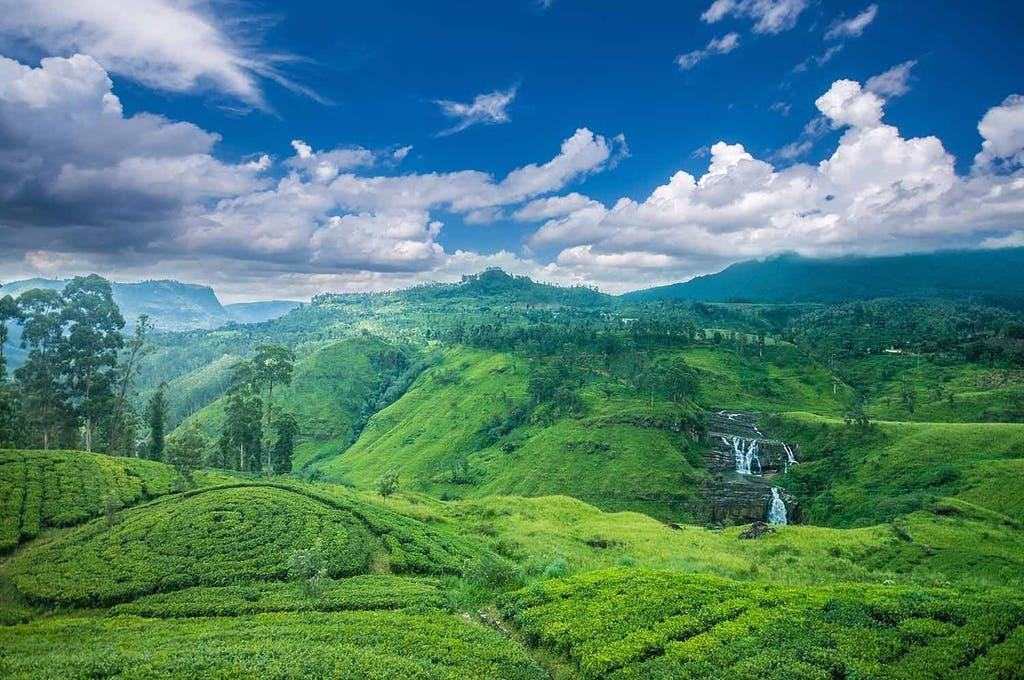 Nuwara Eliya mang vẻ đẹp đặc trưng của vùng cao nguyên Sri Lanka với những đồi chè xanh mướt, khí hậu mát mẻ và kiến trúc mang dấu ấn thuộc địa
