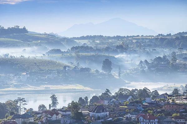 Tận hưởng khí hậu cao nguyên Nuwara Eliya với tiết trời mát mẻ, những làn sương nhẹ và cảnh sắc xanh tươi quanh năm