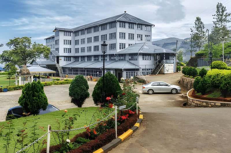 Nhà máy trà Ceylon tại Nuwara Eliya là nơi du khách tìm hiểu quy trình chế biến những lá chè xanh thành các dòng trà Ceylon nổi tiếng của Sri Lanka