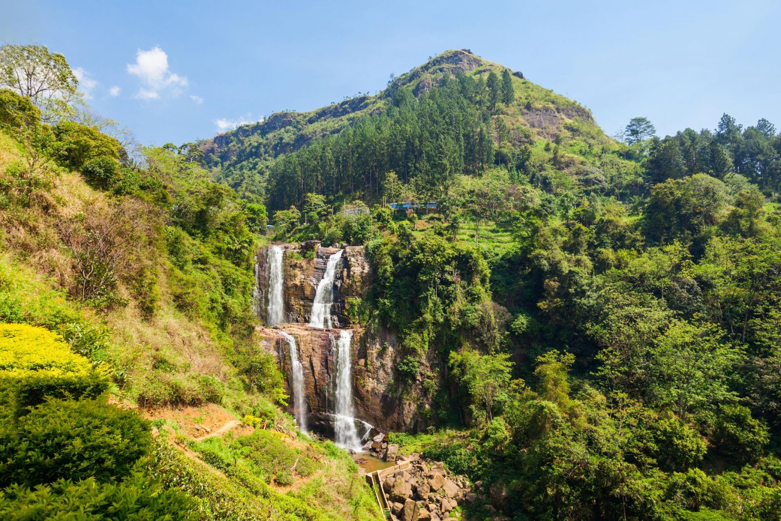 Thác Ramboda gần Nuwara Eliya nổi bật với dòng nước đổ xuống giữa những sườn núi xanh và cảnh quan cao nguyên Sri Lanka