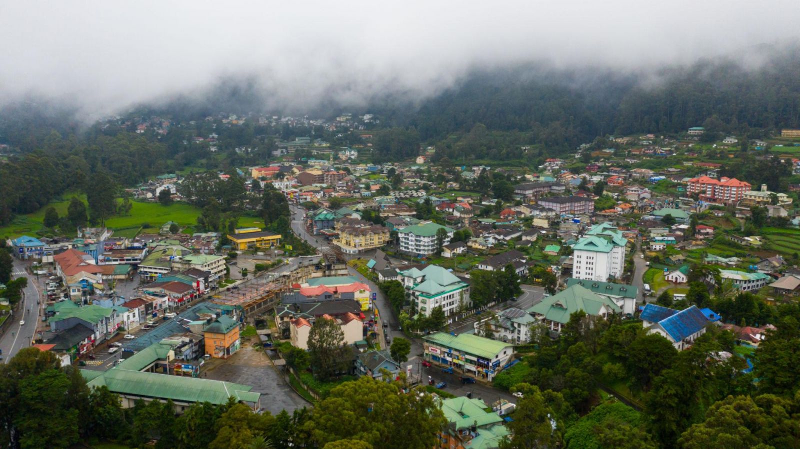 Thành phố Nuwara Eliya mang nét duyên dáng của vùng cao nguyên với khí hậu mát mẻ, những khu vườn xanh và kiến trúc mang dấu ấn thuộc địa