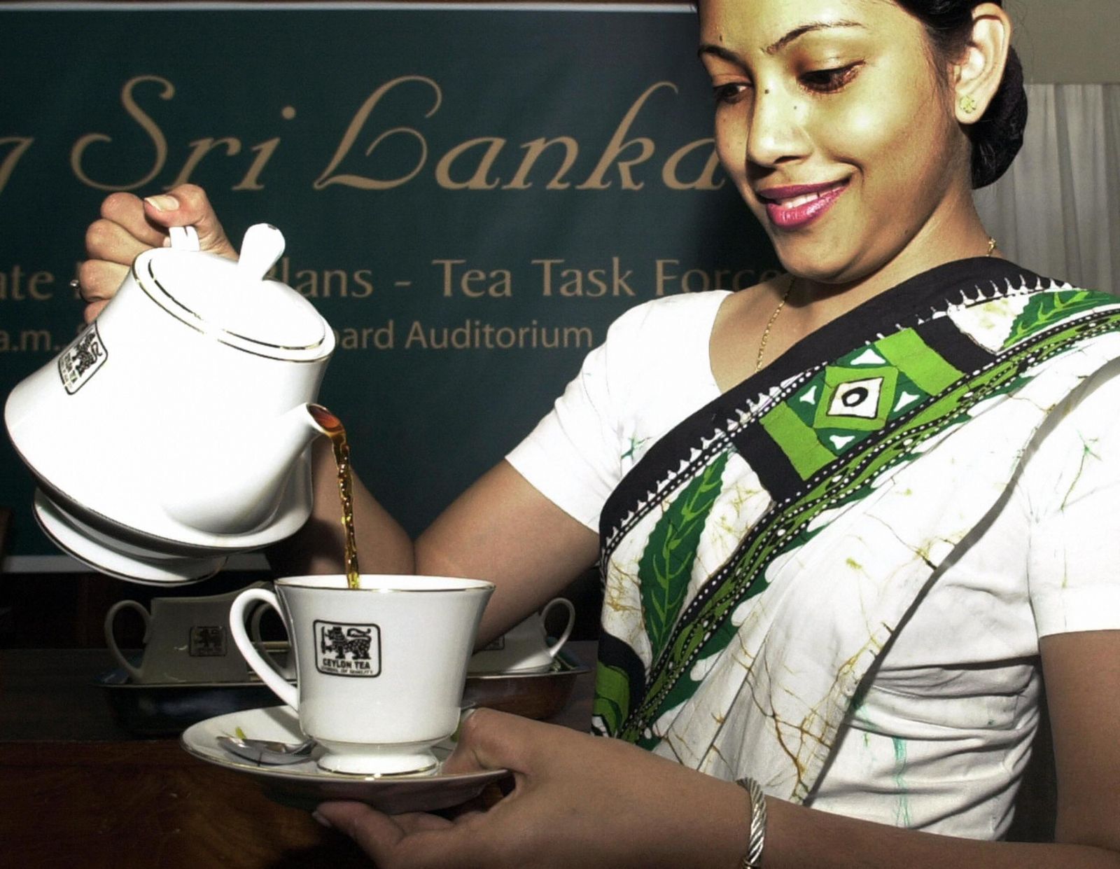 Khám phá văn hóa trà Ceylon Sri Lanka qua những đồi chè xanh, quy trình chế biến truyền thống và nghệ thuật thưởng trà tại Nuwara Eliya