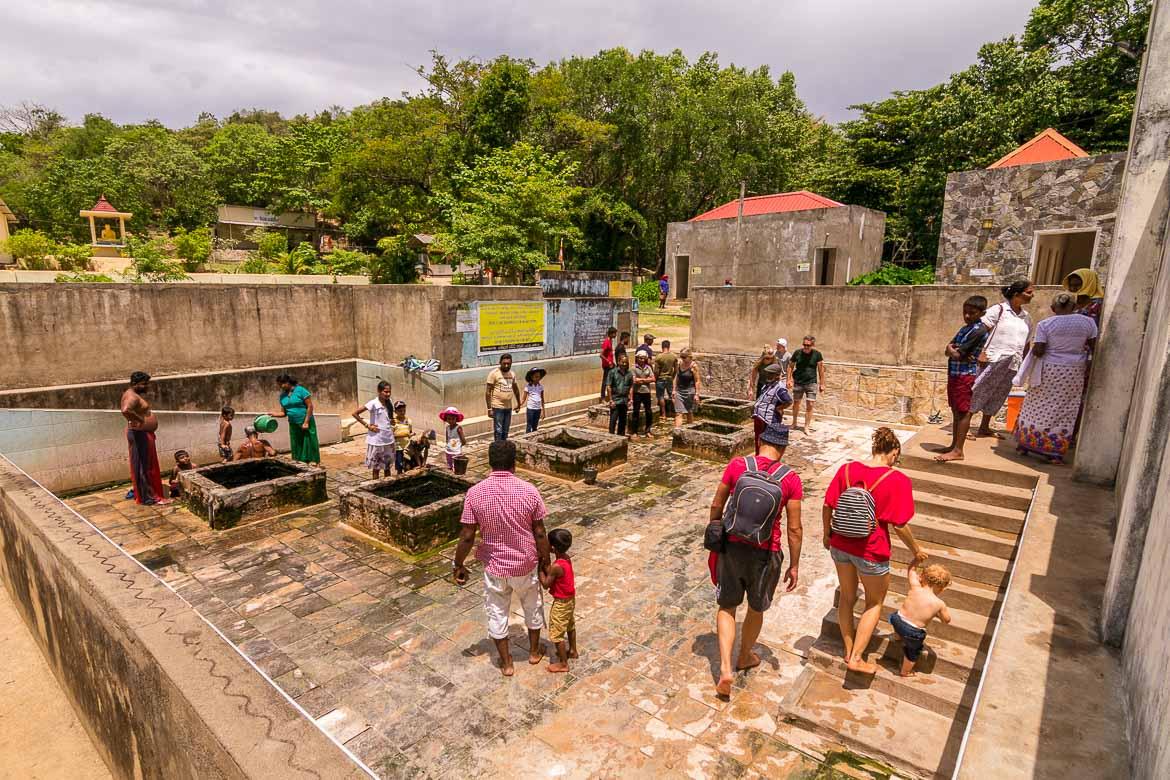 Suối nước nóng Kanniya gần Trincomalee nổi tiếng với những giếng nước nóng tự nhiên có nhiệt độ khác nhau và gắn liền với nhiều câu chuyện địa phương