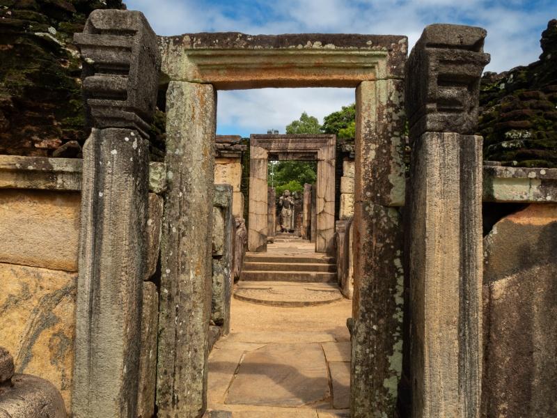 Sacred Quadrangle tại Polonnaruwa tập trung nhiều công trình Phật giáo cổ với những bức phù điêu đá tinh xảo và dấu tích kiến trúc hàng thế kỷ