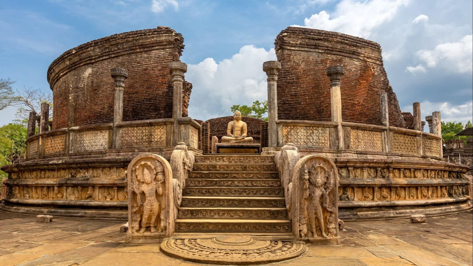 Polonnaruwa Vatadage nổi bật với kiến trúc hình tròn, những hàng cột đá và các tác phẩm chạm khắc tinh xảo mang đậm dấu ấn Phật giáo Sri Lanka.